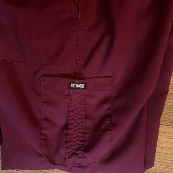 GREY’S ANATOMY Scrub Set Burgundy Size Large - Picture 11 of 11